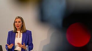 Bayerns Wirtschaftsschulen erfreuen sich großer Beliebtheit – kein Wunder also, dass Kultusministerin Anna Stolz die Angebote weiter ausgebaut. (Archivbild)