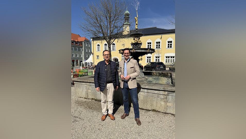 Abgeordneter Stefan Ebner überbringt Bürgermeister Franz Wittmann die Neuigkeit: Ministerpräsident Söder kommt zum 1. Viechtacher Schweinefest. Abgeordneter Stefan Ebner überbringt Bürgermeister Franz Wittmann die Neuigkeit: Ministerpräsident Söder kommt zum 1. Viechtacher Schweinefest.