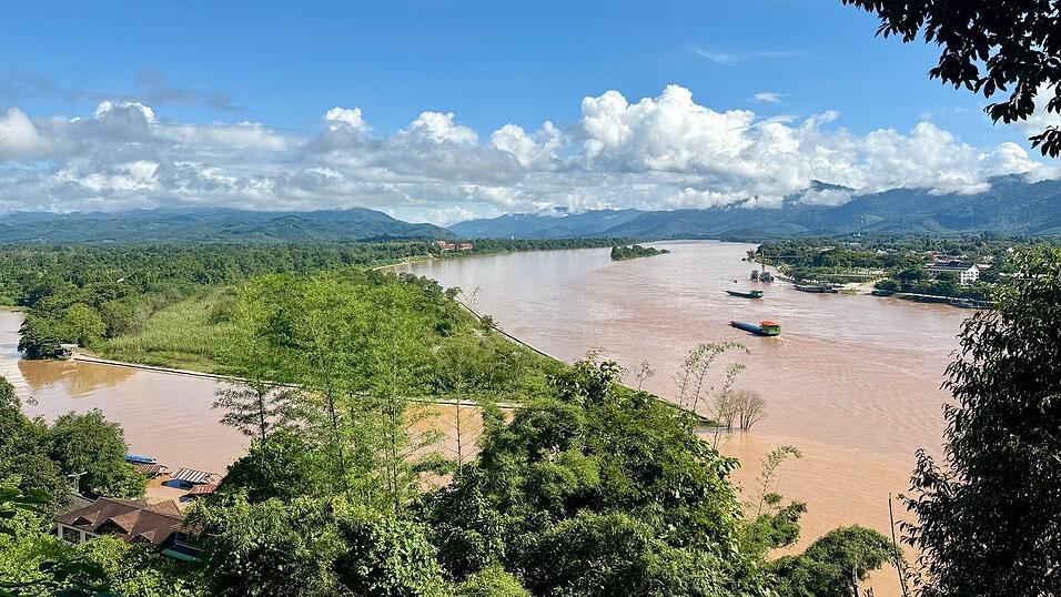 Am Goldenen Dreieck zwischen Thailand, Myanmar und Laos fließen der Mekong und der Ruak River zusammen. Am Goldenen Dreieck zwischen Thailand, Myanmar und Laos fließen der Mekong und der Ruak River zusammen.