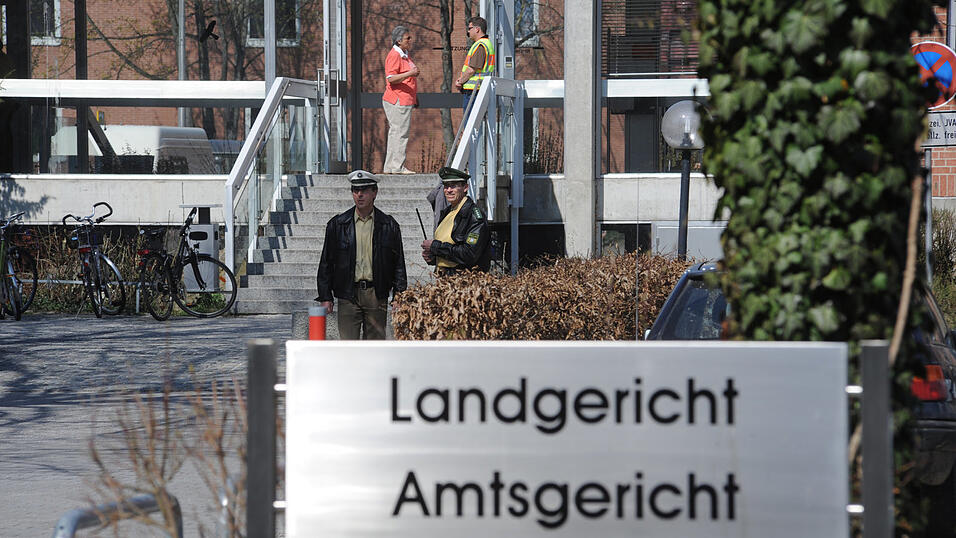 Wegen Brandstiftung, und weil er seine Ex-Freundin bedroht hatte, musste sich ein 44-Jähriger vor dem Amtsgericht erneut verantworten. Wegen Brandstiftung, und weil er seine Ex-Freundin bedroht hatte, musste sich ein 44-Jähriger vor dem Amtsgericht erneut verantworten.