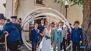 Verena und Benedikt Silberbauer haben in der Wallfahrtskirche in Wei&szlig;enregen geheiratet.