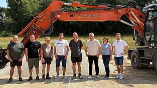 Thomas Ebner (v.r.) von der OBW Ingenieurgesellschaft, Bauamtsleiterin Sabine Forstner, Bürgermeister Josef Beham, Christoph Geiss (5. von rechts) und Mitarbeiter der Fa. Schaupp Thomas Ebner (v.r.) von der OBW Ingenieurgesellschaft, Bauamtsleiterin Sabine Forstner, Bürgermeister Josef Beham, Christoph Geiss (5. von rechts) und Mitarbeiter der Fa. Schaupp