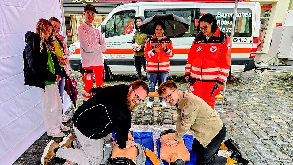 Martin Doering (links) und Marvin Kliem (rechts) bewiesen eindrucksvoll, dass sie die Wiederbelebungsma&szlig;nahmen f&uuml;r Patienten beherrschen