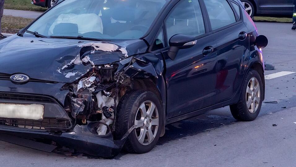 Die beiden Autofahrer wurden glücklicherweise nur leicht verletzt.
