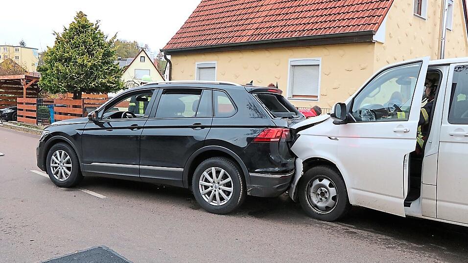 Da sich der Multivan in der Anhängerkupplung des VW verkeilt hatte, gestaltete sich die Bergung der Unfallfahrzeuge schwierig. Da sich der Multivan in der Anhängerkupplung des VW verkeilt hatte, gestaltete sich die Bergung der Unfallfahrzeuge schwierig.