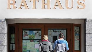 Wer als Gemeinderat bei Sitzungen stört, könnte künftig tief in die Tasche greifen müssen. (Symbolbild) Wer als Gemeinderat bei Sitzungen stört, könnte künftig tief in die Tasche greifen müssen. (Symbolbild)