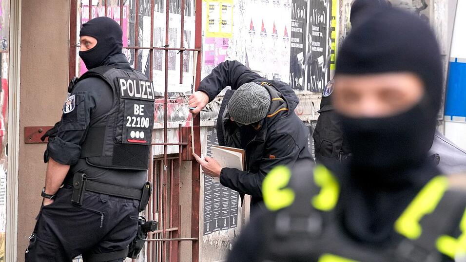Nach dem Anschlag auf das Berliner Stromnetz im September 2025 ermittelte die Polizei vier Verd&auml;chtige.