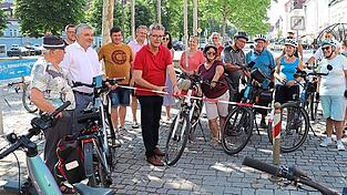 Nachdem B&uuml;rgermeister Hans Schmalhofer das symbolische Band durchschnitten hatte, radelten knapp 20 Freizeitradler zusammen mit dem Rad- und Wanderverein Pielweichs zu einer gem&uuml;tlichen Feierabendtour.