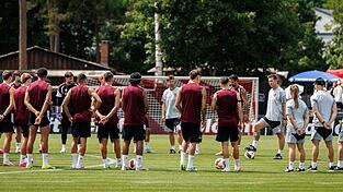 Trainer Miroslav Klose und seine Spieler des 1. FC Nürnberg. (Archivbild) Trainer Miroslav Klose und seine Spieler des 1. FC Nürnberg. (Archivbild)