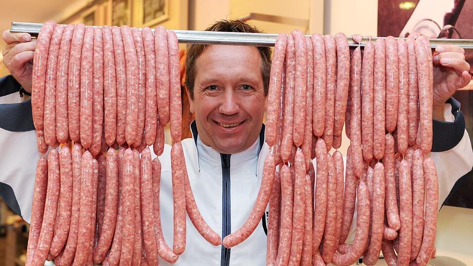 Metzgermeister Dirk Ludwig aus Schlüchtern (Hessen) zeigt in seiner Metzgerei Bratwürste, deren Fleischmasse aus dem sündhaft teuren Kobe-Rind besteht. Das japanische Fleisch der Kobe-Rinder gilt als teuerstes Rindfleisch der Welt, Kilopreise bis 400 Euro sind keine Seltenheit. Metzgermeister Dirk Ludwig aus Schlüchtern (Hessen) zeigt in seiner Metzgerei Bratwürste, deren Fleischmasse aus dem sündhaft teuren Kobe-Rind besteht. Das japanische Fleisch der Kobe-Rinder gilt als teuerstes Rindfleisch der Welt, Kilopreise bis 400 Euro sind keine Seltenheit.