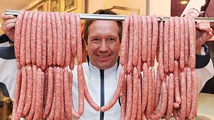 Metzgermeister Dirk Ludwig aus Schl&uuml;chtern (Hessen) zeigt in seiner Metzgerei Bratw&uuml;rste, deren Fleischmasse aus dem s&uuml;ndhaft teuren Kobe-Rind besteht. Das japanische Fleisch der Kobe-Rinder gilt als teuerstes Rindfleisch der Welt, Kilopreise bis 400 Euro sind keine Seltenheit.