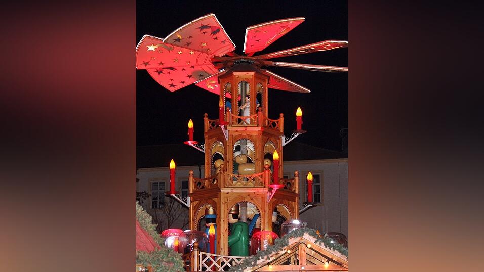 Auch am Samstag, 15. Dezember, strömten wieder etliche Besucher aus Landshut und Umgebung zur Weihnachtspyramide am Alten Viehmarkt. Auch am Samstag, 15. Dezember, strömten wieder etliche Besucher aus Landshut und Umgebung zur Weihnachtspyramide am Alten Viehmarkt.