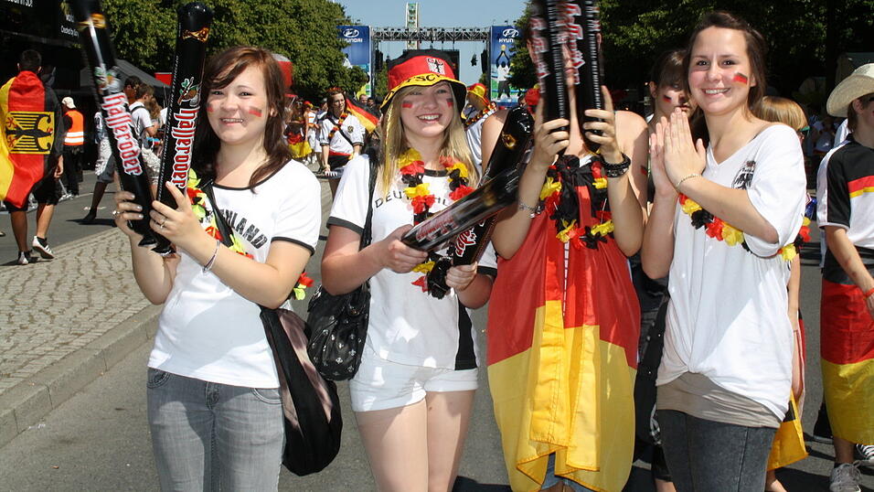 Christian Fertl war am Sonntag auf der Fanmeile in Berlin und erlebte dort das Achtelfinale gegen England auf Gro&szlig;leinwand.