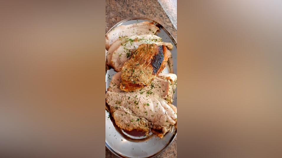 Zum Abschluss wird der Braten mit Kr&auml;utern bestreut.