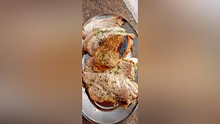 Zum Abschluss wird der Braten mit Kräutern bestreut. Zum Abschluss wird der Braten mit Kräutern bestreut.