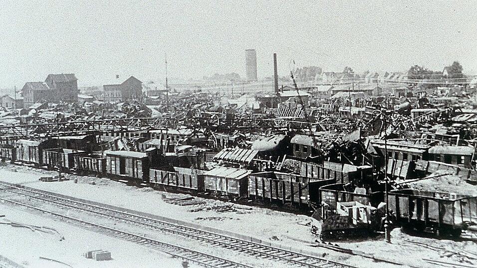 Der zerstörte Bahnhofsbereich nach dem Bombenangriff am 16. April 1945. Der zerstörte Bahnhofsbereich nach dem Bombenangriff am 16. April 1945.