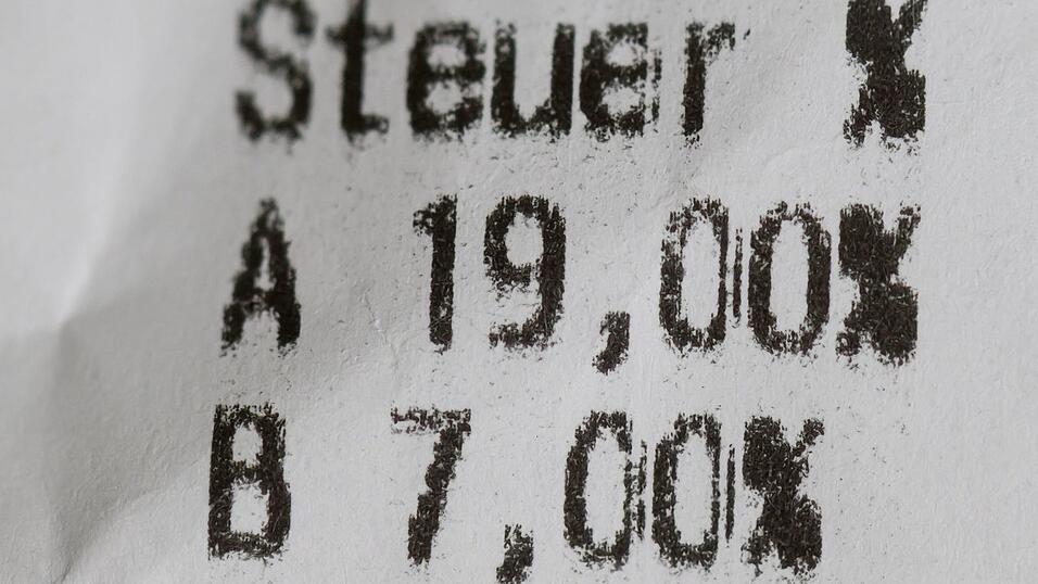 Aktuell liegt die Mehrwertsteuer f&uuml;r die meisten Produkte bei 19 Prozent. (Archivbild)