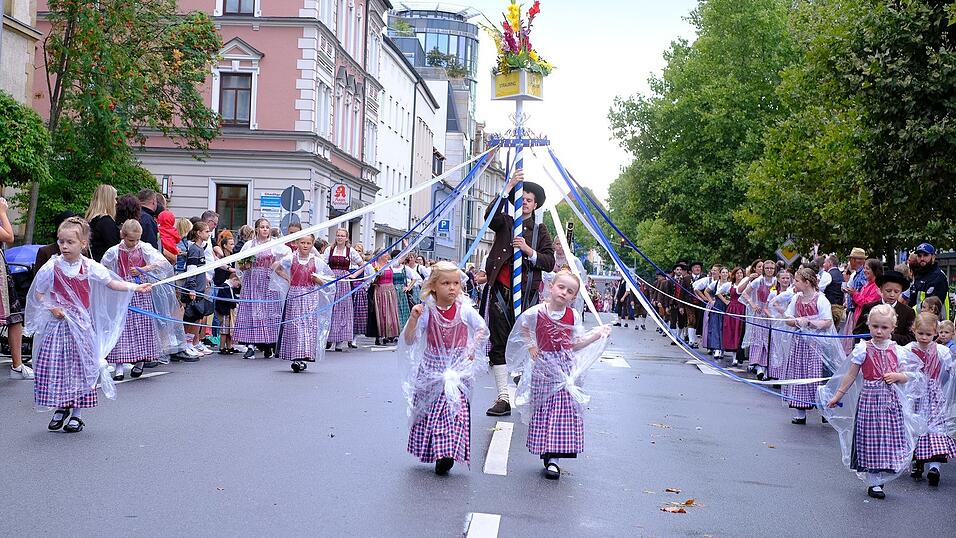 Zahlreiche Musik- und Trachtengruppen zogen nach dreij&auml;hriger Pause am Freitagabend zum Festplatz Am Hagen.