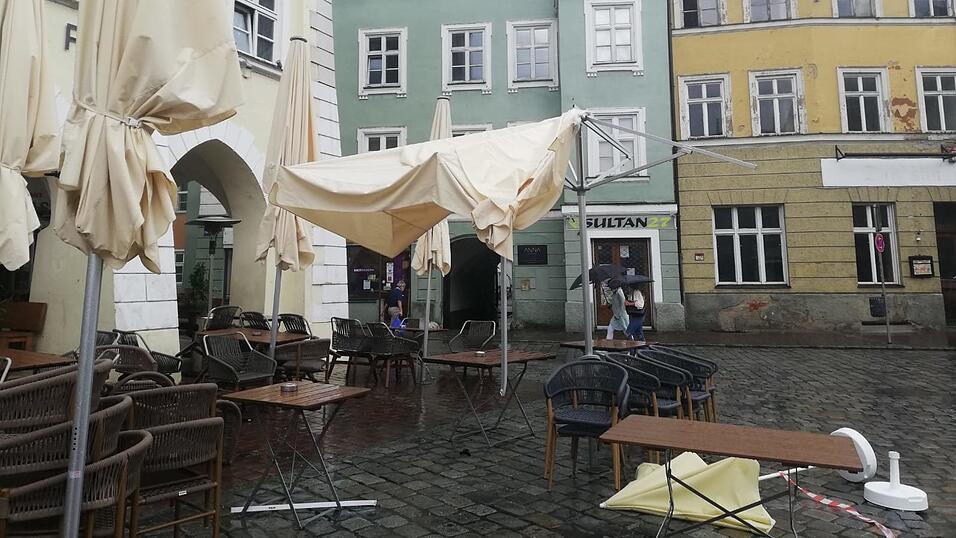 Ganz schöner Flurschaden: So sah es in der Landshuter Innenstadt aus, nachdem der kurze, aber heftige Sturm durchgezogen war. Ganz schöner Flurschaden: So sah es in der Landshuter Innenstadt aus, nachdem der kurze, aber heftige Sturm durchgezogen war.
