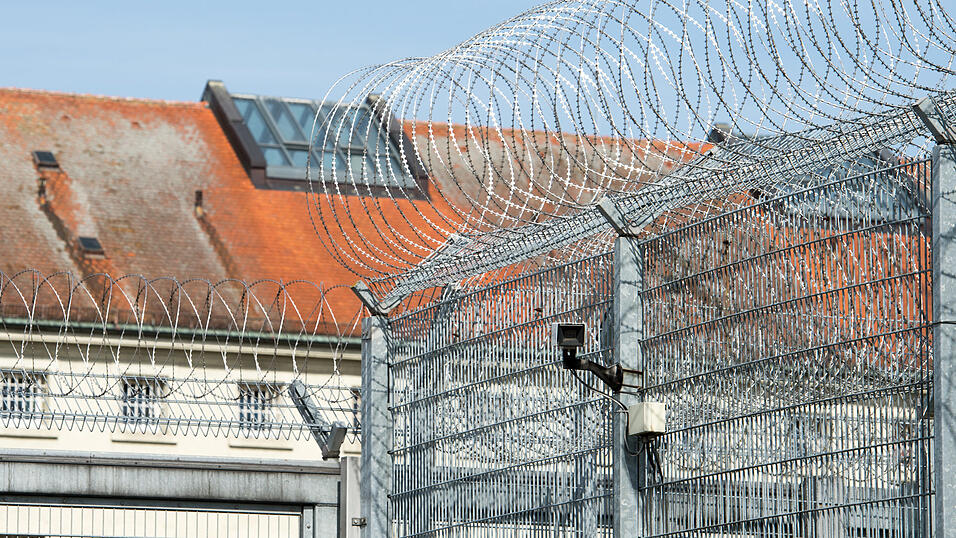 Stacheldraht vor der JVA Straubing. Unter anderem hierhin werden Schleuser verlegt, um die Passauer Anstalt zu entlasten. Doch auch in Straubing kaum mehr Betten frei. Stacheldraht vor der JVA Straubing. Unter anderem hierhin werden Schleuser verlegt, um die Passauer Anstalt zu entlasten. Doch auch in Straubing kaum mehr Betten frei.