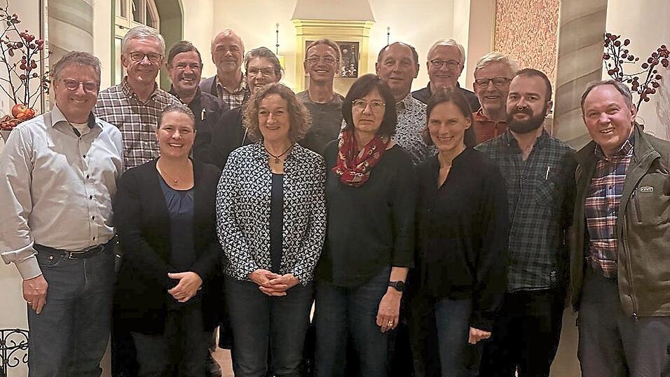 Der Großteil des erweiterten BN-Kreisvorstands (vorne v. l.): Frank Stasker, Birgit Kraus, Regina Kiermayer, Michaela Teichmann, Elisabeth Brunner, Simon Mayerhofer, Dieter Winterstein; (hinten v. l.): Andreas Ehrmaier, Michael Littel, Georg Flaxl, Monika Frank, Christian Rank, Konrad Pöppel, Klaus Blümlhuber und Ingmar Stöckel.