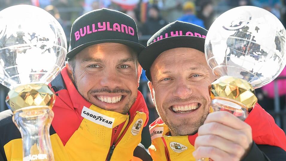 Tobias Wendl (l) und Tobias Arlt gewinnen ebenfalls die begehrte Kristallkugel.