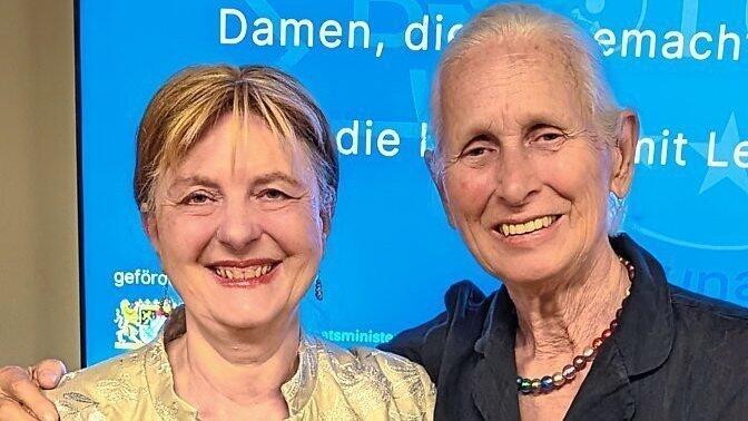 Dorothea Schwarzhaupt (r.) gratulierte Gabriele Huber-Koch zur Auszeichnung. Dorothea Schwarzhaupt (r.) gratulierte Gabriele Huber-Koch zur Auszeichnung.