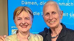 Dorothea Schwarzhaupt (r.) gratulierte Gabriele Huber-Koch zur Auszeichnung. Dorothea Schwarzhaupt (r.) gratulierte Gabriele Huber-Koch zur Auszeichnung.