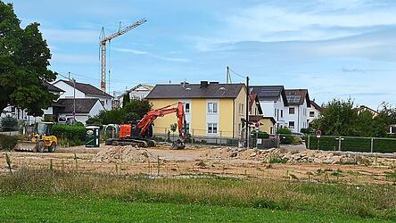 Auf dem Gel&auml;nde des ehemaligen Bauhofs an der Schlesischen Stra&szlig;e werden ab n&auml;chster Woche die Baumaschinen anrollen. Am Montag findet dort der Spatenstich f&uuml;r den Neubau eines sechsgruppigen Kindergartens statt.