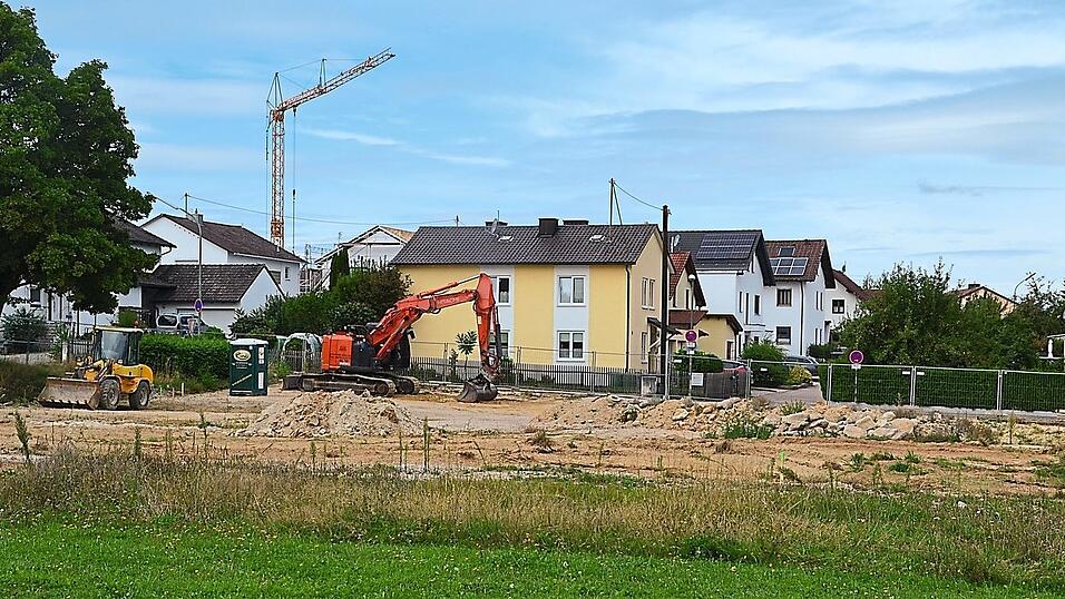 Auf dem Gelände des ehemaligen Bauhofs an der Schlesischen Straße werden ab nächster Woche die Baumaschinen anrollen. Am Montag findet dort der Spatenstich für den Neubau eines sechsgruppigen Kindergartens statt. Auf dem Gelände des ehemaligen Bauhofs an der Schlesischen Straße werden ab nächster Woche die Baumaschinen anrollen. Am Montag findet dort der Spatenstich für den Neubau eines sechsgruppigen Kindergartens statt.