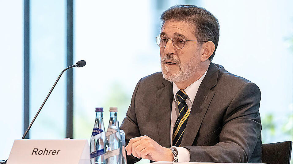Viele Touristen hasteten noch in Skischuhen zu ihrem Auto oder ließen ihr Gepäck in Hotelzimmern zurück, beschreibt der Leiter der Kommission, Ronald Rohrer, die Corona-Situation vom März in Ischgl. Viele Touristen hasteten noch in Skischuhen zu ihrem Auto oder ließen ihr Gepäck in Hotelzimmern zurück, beschreibt der Leiter der Kommission, Ronald Rohrer, die Corona-Situation vom März in Ischgl.