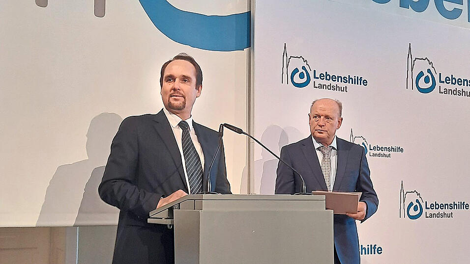 Der Geschäftsführer der Lebenshilfe Landshut, Johannes Fauth (links), und der Vorstandsvorsitzende Hans-Peter Summer gratulierten insgesamt 83 Jubilaren und verabschiedeten 32 Personen in den Ruhestand.