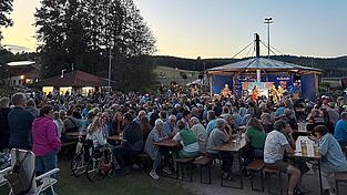 Die Zuschauerränge waren bei perfektem Sommerwetter bis auf den letzten Platz gefüllt. Die Zuschauerränge waren bei perfektem Sommerwetter bis auf den letzten Platz gefüllt.