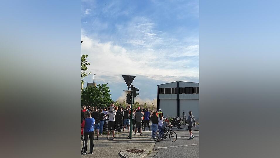 Rumms! Nachdem die Sprengladungen gez&uuml;ndet wurden, legte sich das alte Geb&auml;ude um und erzeugte eine gro&szlig;e Staubwolke.