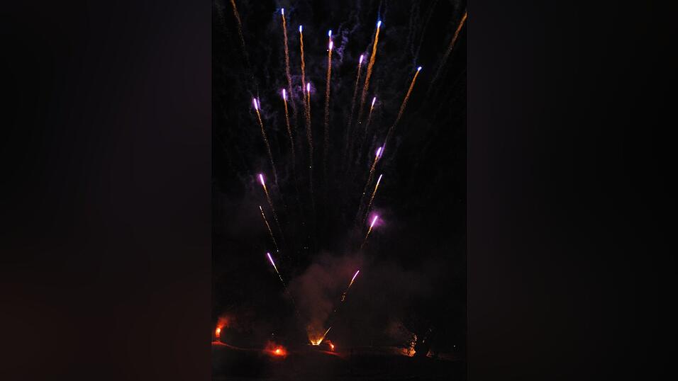 Mit einem bunten Feuerwerk wird die Lampionfahrt 2022 gefeiert.