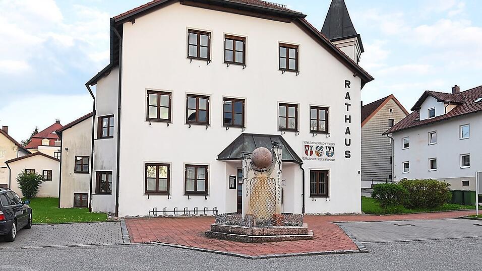 Das bisherige Rathaus in Velden wird verkauft - der Erlös fließt jedoch in den Haushalt der Verwaltungsgemeinschaft Velden. Das bisherige Rathaus in Velden wird verkauft - der Erlös fließt jedoch in den Haushalt der Verwaltungsgemeinschaft Velden.