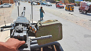 Bewaffnete Mitglieder der Taliban stehen an einem Sicherheitskontrollpunkt. Zwei Tage nach dem Abzug der letzten Soldaten nach einem fast 20 Jahre langen Einsatz in Afghanistan marschierten die Taliban durch Kabul.