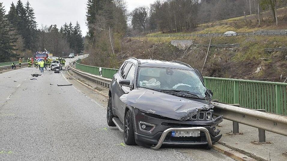 Bei einem Unfall auf der Staatsstraße 2622 in Hutthurm starb eine 59-jährige Frau, ein 55-Jähriger wurde schwer verletzt. Bei einem Unfall auf der Staatsstraße 2622 in Hutthurm starb eine 59-jährige Frau, ein 55-Jähriger wurde schwer verletzt.