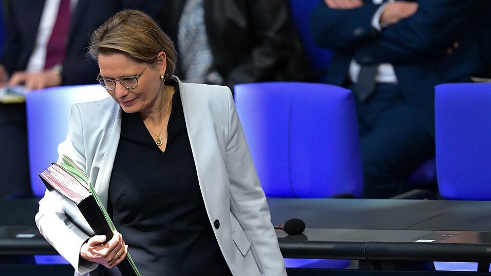 Aus Sicht von Bundesjustizministerin Stefanie Hubig (SPD) spricht viel dafür, das Schwarzfahren als Ordnungswidrigkeit zu behandeln. (Archivfoto) Aus Sicht von Bundesjustizministerin Stefanie Hubig (SPD) spricht viel dafür, das Schwarzfahren als Ordnungswidrigkeit zu behandeln. (Archivfoto)