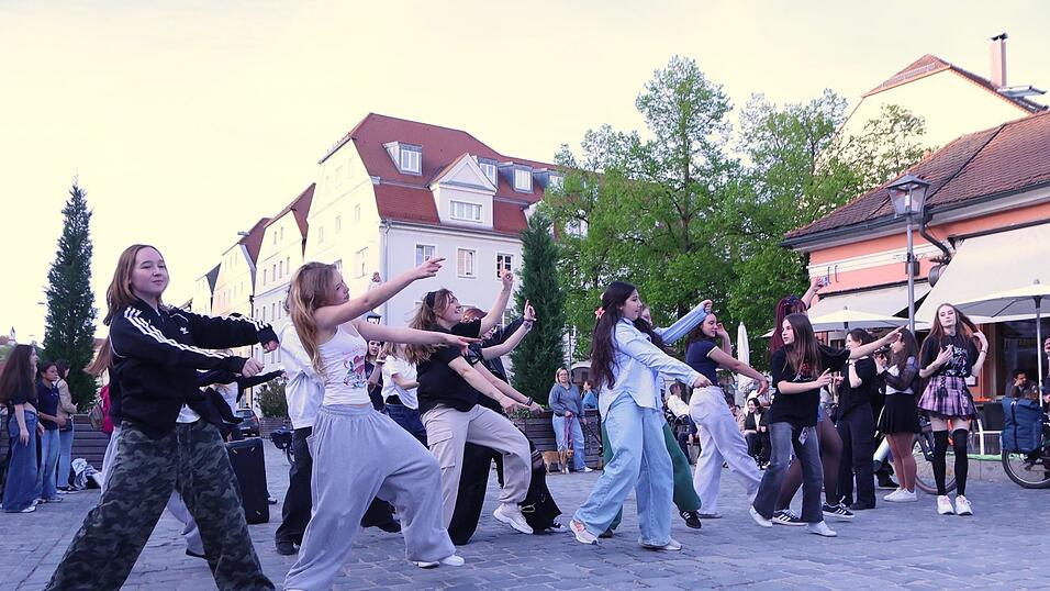 Der Br&uuml;ckenbasar wurde zur K-Pop-B&uuml;hne.