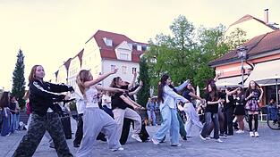 Der Br&uuml;ckenbasar wurde zur K-Pop-B&uuml;hne.