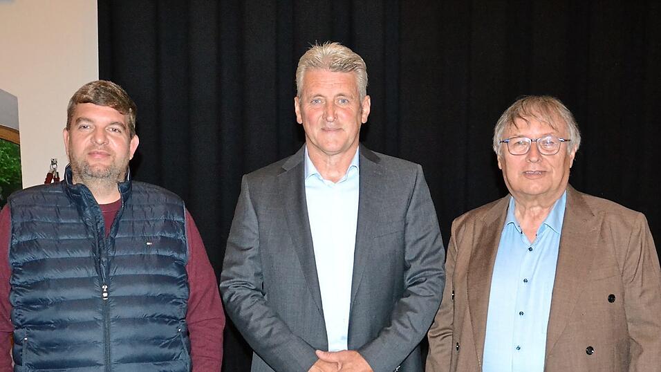 B&uuml;rgermeister Armin Stiegler mit seinen beiden Vizes Josef Limmer (rechts) und Robert Maier (links).