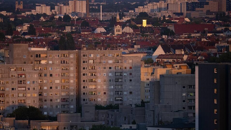 Mehrfamilienhäuser in Berlin-Kreuzberg: Das Vorhaben der geplanten rot-grün-roten Berliner Regierung ist umstritten. Mehrfamilienhäuser in Berlin-Kreuzberg: Das Vorhaben der geplanten rot-grün-roten Berliner Regierung ist umstritten.