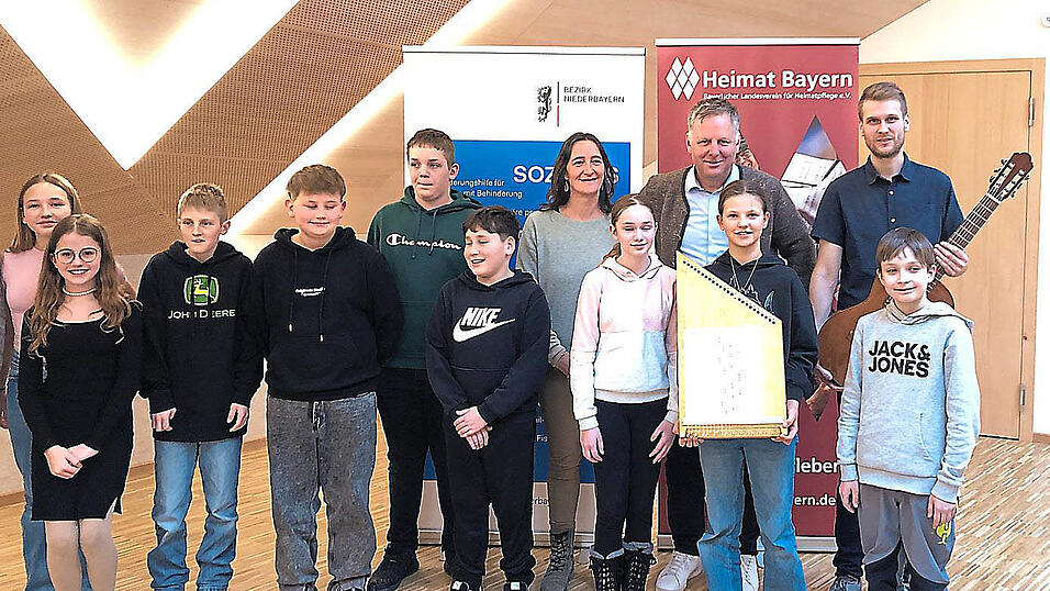 Dominik Hilgart, Rudolf Neumaier, Veronika Keglmaier (hintere Reihe v. r.) und die Schüler der Realschule Freyung sind von dem Projekt begeistert. Dominik Hilgart, Rudolf Neumaier, Veronika Keglmaier (hintere Reihe v. r.) und die Schüler der Realschule Freyung sind von dem Projekt begeistert.