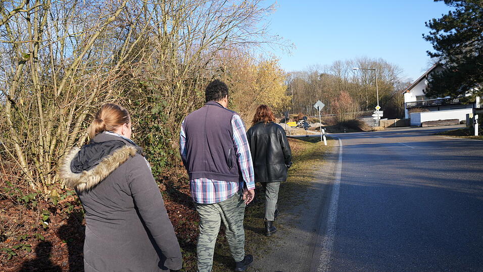 Draußen müssen sie im Matsch entlang der Straße zum Trimm-dich-Pfad gehen. Draußen müssen sie im Matsch entlang der Straße zum Trimm-dich-Pfad gehen.