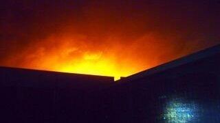 Es dauerte bis in die frühen Morgenstunden, ehe die Einsatzkräfte der Feuerwehr das Feuer unter Kontrolle hatten. (Foto: ih) Es dauerte bis in die frühen Morgenstunden, ehe die Einsatzkräfte der Feuerwehr das Feuer unter Kontrolle hatten. (Foto: ih)