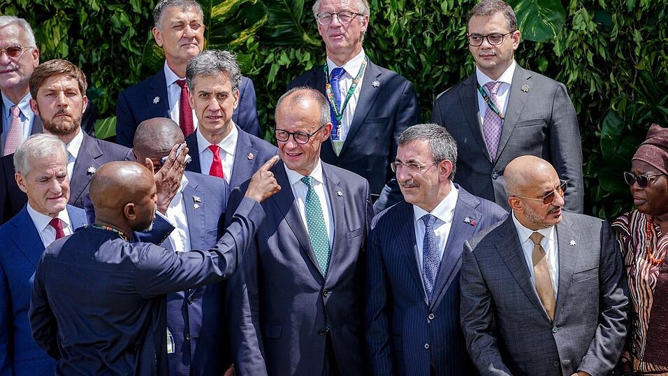 Merz stellt sich zum Familienfoto auf der COP30 auf. Merz stellt sich zum Familienfoto auf der COP30 auf.