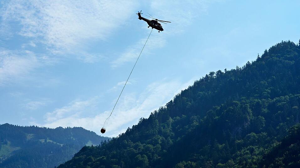 Der Waldbergbrand in den Chiemgauer Alpen wurde mit Hubschraubern gelöscht, jetzt suchen die Einsatzkräfte nach den Glutnestern. Der Waldbergbrand in den Chiemgauer Alpen wurde mit Hubschraubern gelöscht, jetzt suchen die Einsatzkräfte nach den Glutnestern.