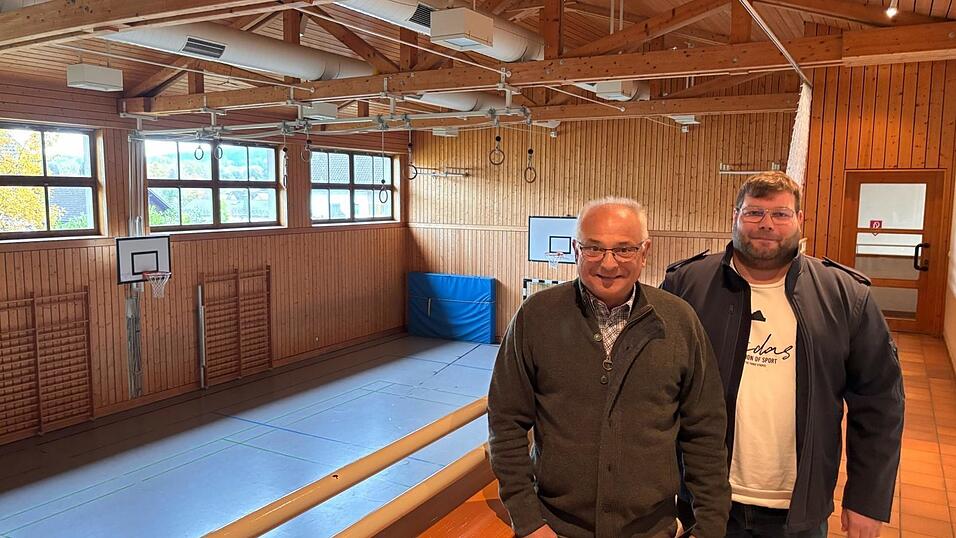 Keine Sporthalle? Von wegen. &bdquo;Die ist sogar top!&ldquo;, widerspricht B&uuml;rgermeister Sepp Ederer den Vorhaltungen der Initiatoren des Willmeringer B&uuml;rgerbegehrens. Gemeinsam mit Gesch&auml;ftsleiter Fabian Fuihl ist Ederer auf Ortsbesuch in der Waffenbrunner Grundschule.