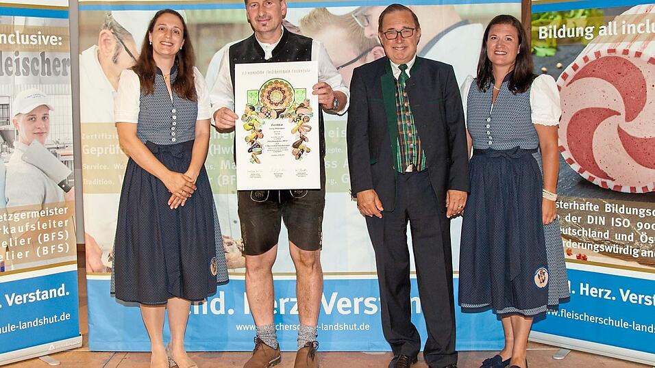 Übergabe des Fleischsommelier-Zertifikates: Georg Mittermeier (2.v.l.) gratulierten Schul-Geschäftsführerin Barbara Zinkl (rechts), Schul-Gesellschafterin Katrin Barth (links) und Sensorik-Dozent Professor Manfred Winkler zur bestandenen Prüfung. Übergabe des Fleischsommelier-Zertifikates: Georg Mittermeier (2.v.l.) gratulierten Schul-Geschäftsführerin Barbara Zinkl (rechts), Schul-Gesellschafterin Katrin Barth (links) und Sensorik-Dozent Professor Manfred Winkler zur bestandenen Prüfung.